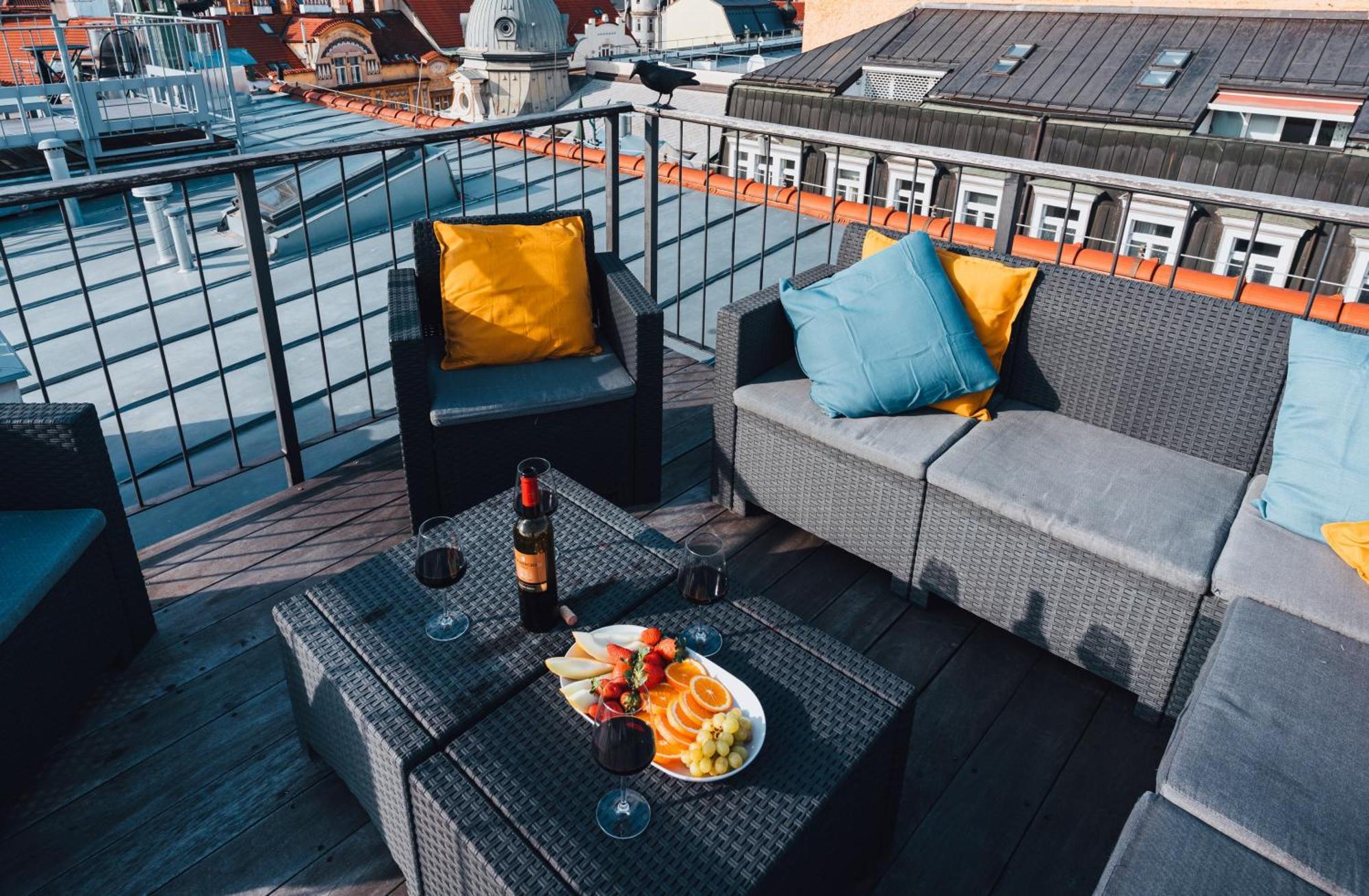 Two-Level Apart With A Terrace Near The Vltava River Prag Exteriör bild