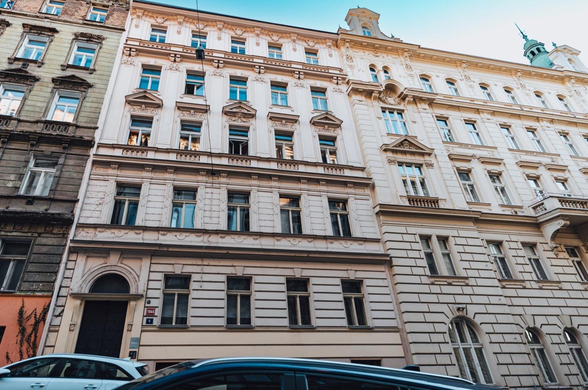 Two-Level Apart With A Terrace Near The Vltava River Prag Exteriör bild