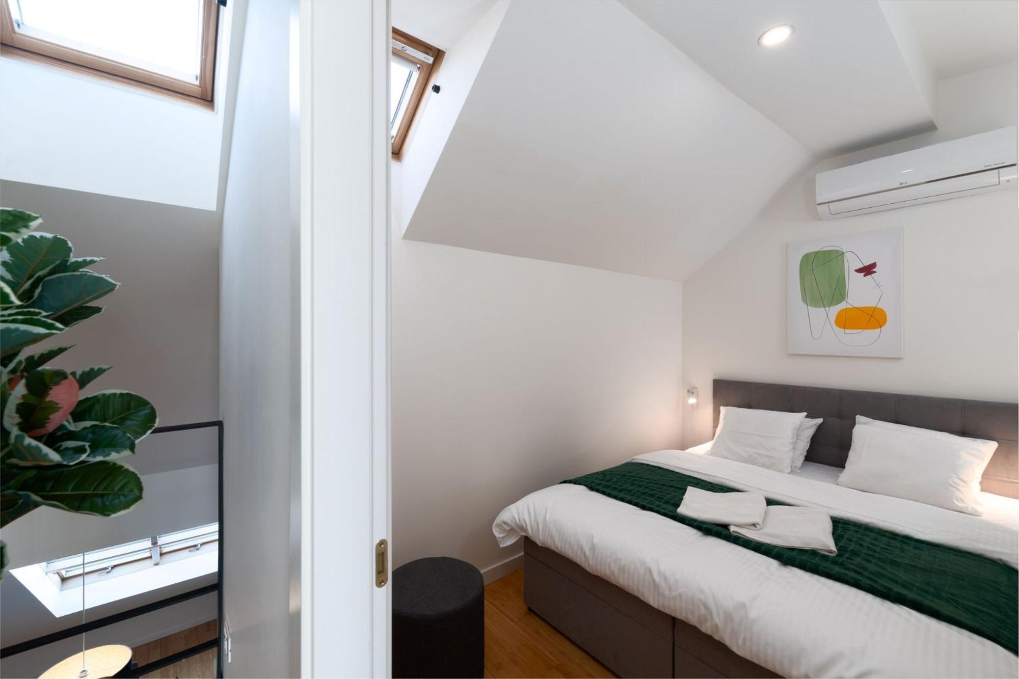 Two-Level Apart With A Terrace Near The Vltava River Prag Exteriör bild